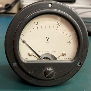 (Q7) 0-30 V Voltmeter, K35, 396 6W, Paton Electrical